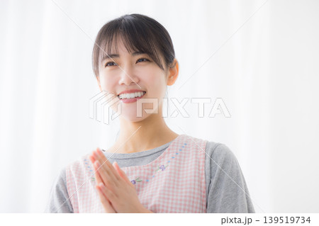 エプロンの女性 エプロンの女性 139519734