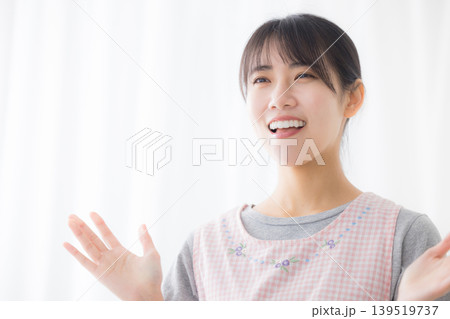 エプロンの女性 139519737