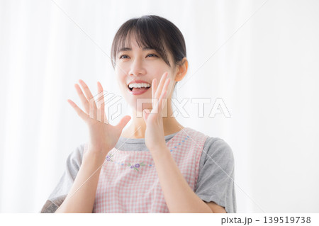 エプロンの女性 139519738