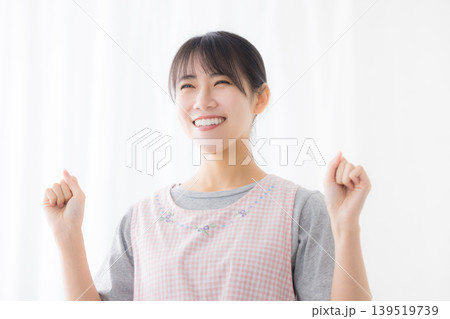 エプロンの女性 エプロンの女性 139519739