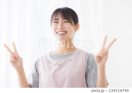 エプロンの女性 139519740