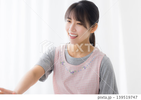 エプロンの女性 139519747