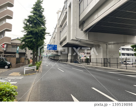 高速高架と幹線道路が並ぶ都市インフラの景観 高速高架と幹線道路が並ぶ都市インフラの景観 139519898