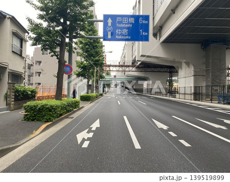 高速高架と幹線道路が並ぶ都市インフラの景観 高速高架と幹線道路が並ぶ都市インフラの景観 139519899