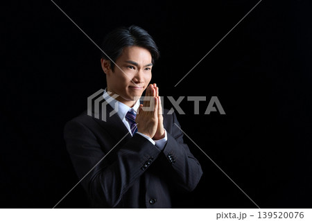 ビジネスマン,男性,スーツ,合掌,祈る,お願い,謝罪,神頼み,お祈り,手を合わせる,頼む,懇願,真剣 ビジネスマン,男性,スーツ,合掌,祈る,お願い,謝罪,神頼み,お祈り,手を合わせる,頼む,懇願,真剣 139520076