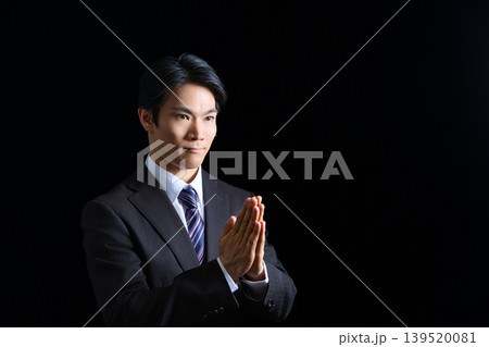 ビジネスマン,男性,スーツ,合掌,祈る,お願い,謝罪,神頼み,お祈り,手を合わせる,頼む,懇願,真剣 ビジネスマン,男性,スーツ,合掌,祈る,お願い,謝罪,神頼み,お祈り,手を合わせる,頼む,懇願,真剣 139520081