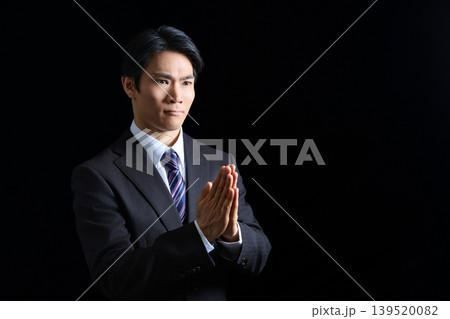 ビジネスマン,男性,スーツ,合掌,祈る,お願い,謝罪,神頼み,お祈り,手を合わせる,頼む,懇願,真剣 ビジネスマン,男性,スーツ,合掌,祈る,お願い,謝罪,神頼み,お祈り,手を合わせる,頼む,懇願,真剣 139520082