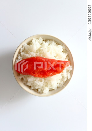 白背景の真上から見た茶碗に盛った白米とたらこ 白背景の真上から見た茶碗に盛った白米とたらこ 139520092