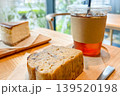 カフェの窓辺の席で過ごすティータイム	 139520198