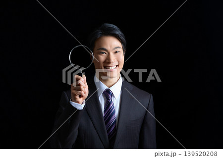 調査イメージの若い男性ビジネスマン ポートレート 調査イメージの若い男性ビジネスマン ポートレート 139520208
