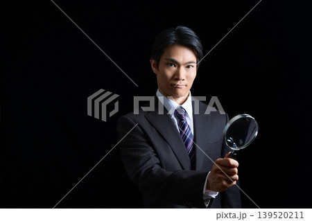 調査イメージの若い男性ビジネスマン ポートレート 調査イメージの若い男性ビジネスマン ポートレート 139520211
