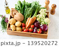 木箱に詰め込んだ色々な野菜 139520272
