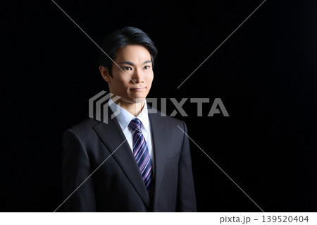 真剣な表情の男性会社員 スタジオ撮影 139520404