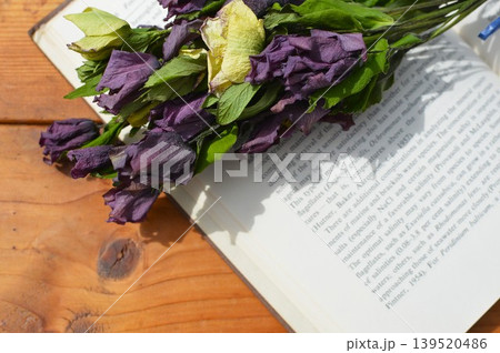 クリスマスローズのドライフラワーの花束と洋書 クリスマスローズのドライフラワーの花束と洋書 139520486