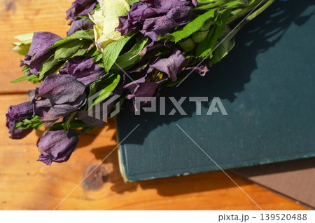 クリスマスローズのドライフラワーの花束と古書　 139520488