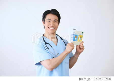 お薬手帳を持つ笑顔の男性医療従事者 白背景ポートレート お薬手帳を持つ笑顔の男性医療従事者 白背景ポートレート 139520600
