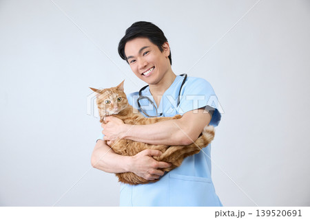 猫を抱く笑顔の男性獣医師 ポートレート 白背景 139520691