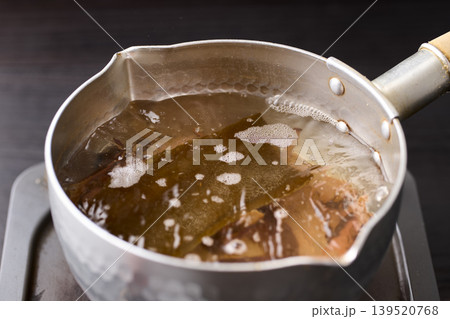 蕎麦出汁をひく 139520768