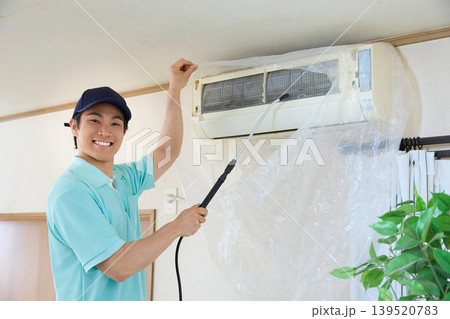 笑顔のエアコン清掃スタッフ 室内作業 139520783