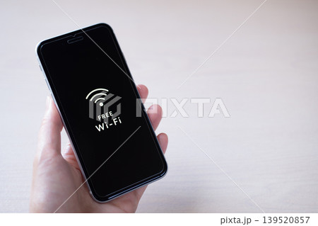 フリーWi-Fiの画面を表示したスマートフォンの手元写真（画面デザインはオリジナル制作） 139520857