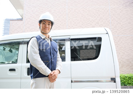 作業車の前に立つ若い男性作業員 139520865