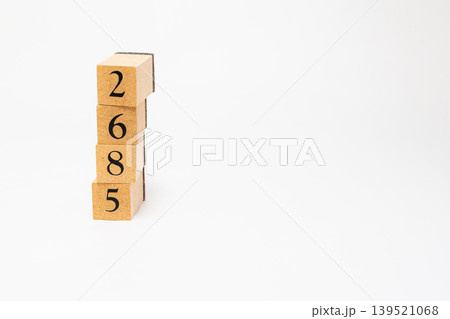 木のブロックで並べた4桁の数字 139521068