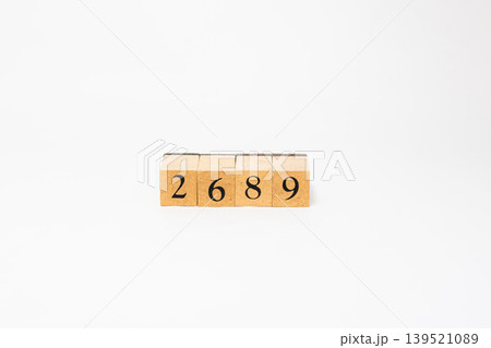 木のブロックで並べた4桁の数字 木のブロックで並べた4桁の数字 139521089