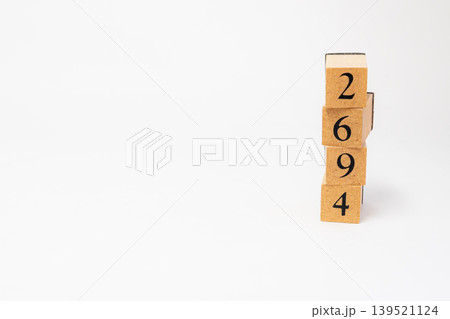 木のブロックで並べた4桁の数字 木のブロックで並べた4桁の数字 139521124