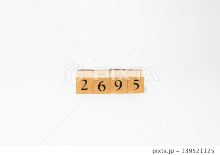 木のブロックで並べた4桁の数字 木のブロックで並べた4桁の数字 139521125