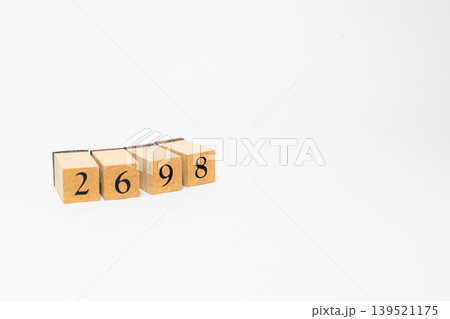 木のブロックで並べた4桁の数字 木のブロックで並べた4桁の数字 139521175