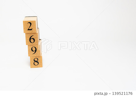 木のブロックで並べた4桁の数字 139521176