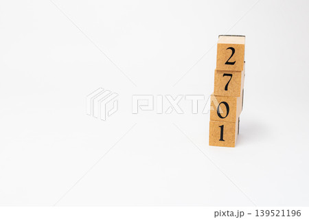 木のブロックで並べた4桁の数字 139521196