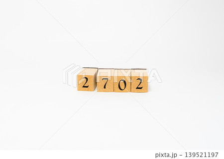 木のブロックで並べた4桁の数字 139521197