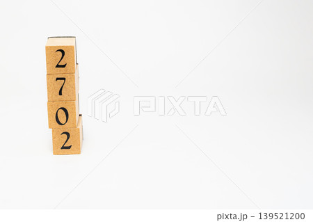 木のブロックで並べた4桁の数字 木のブロックで並べた4桁の数字 139521200