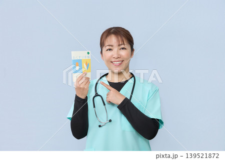お薬手帳を案内する女性医療スタッフ お薬手帳を案内する女性医療スタッフ 139521872