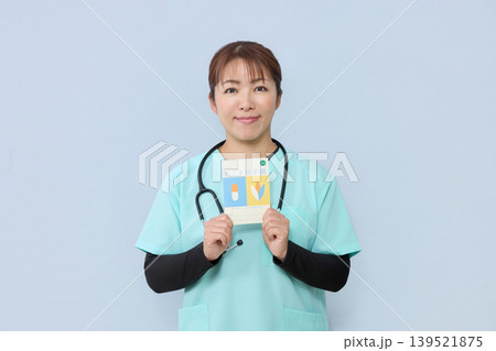 お薬手帳を案内する女性医療スタッフ お薬手帳を案内する女性医療スタッフ 139521875