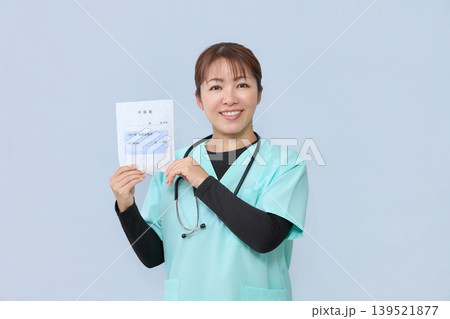 お薬手帳を案内する女性医療スタッフ お薬手帳を案内する女性医療スタッフ 139521877