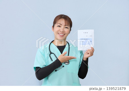 お薬手帳を案内する女性医療スタッフ お薬手帳を案内する女性医療スタッフ 139521879