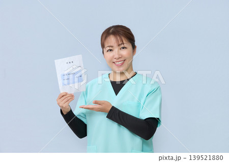 お薬手帳を案内する女性医療スタッフ お薬手帳を案内する女性医療スタッフ 139521880