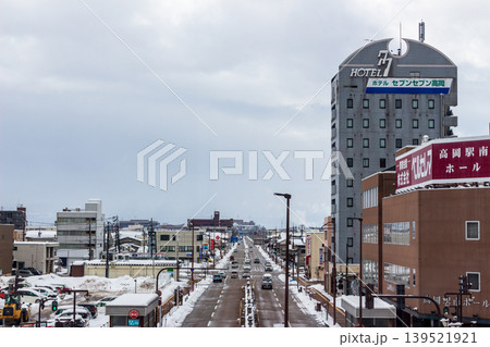 冬の高岡駅前の街並みと雪景色（富山県高岡市） 139521921