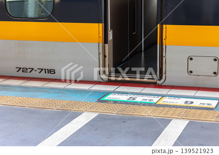 新幹線の乗降口とプラットホームの段差・隙間、足元の乗車位置表示(ホームドアのない駅ホーム) 新幹線の乗降口とプラットホームの段差・隙間、足元の乗車位置表示(ホームドアのない駅ホーム) 139521923