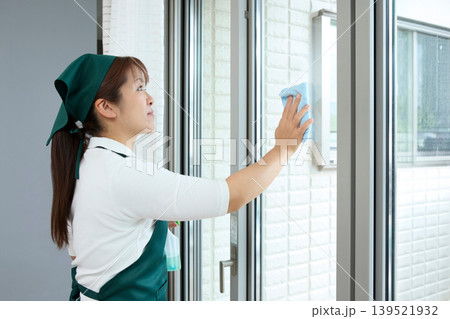 窓ガラスを掃除する家事代行スタッフ 139521932