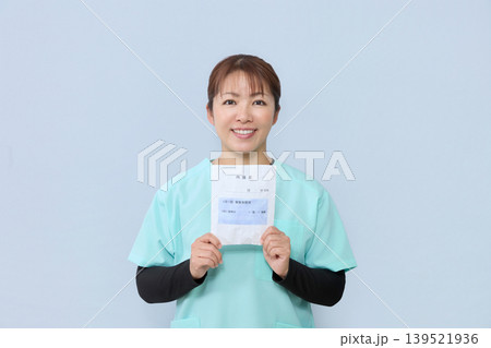 お薬手帳を案内する女性医療スタッフ お薬手帳を案内する女性医療スタッフ 139521936