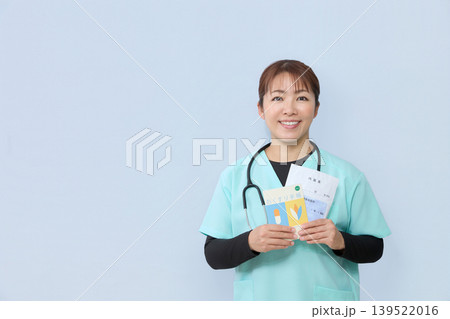 お薬手帳を案内する女性医療スタッフ お薬手帳を案内する女性医療スタッフ 139522016