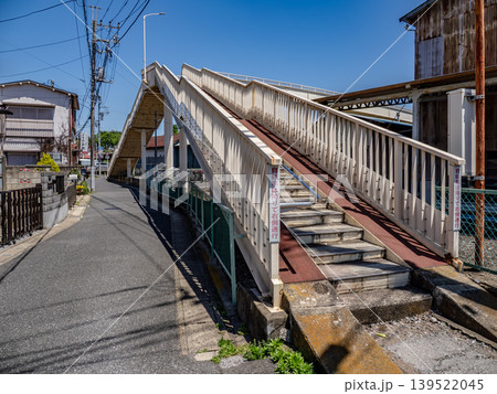 自転車用スロープを備えた歩道橋と青空 自転車用スロープを備えた歩道橋と青空 139522045