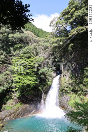 水量が多くなった伊豆の河津七滝の雄大な大滝1 139522283