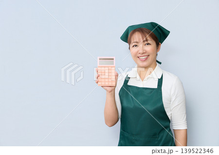 電卓を持つハウスクリーニングスタッフ 139522346