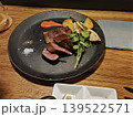 ステーキを焼く 139522571