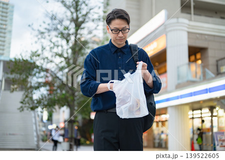コンビニで買い物をする男性 コンビニで買い物をする男性 139522605