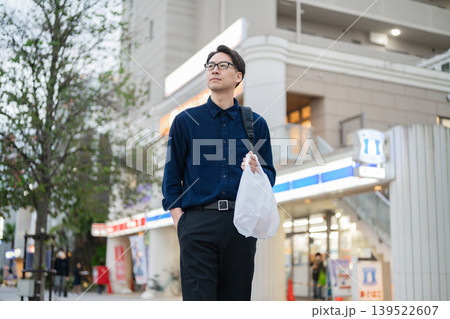 コンビニで買い物をする男性 139522607